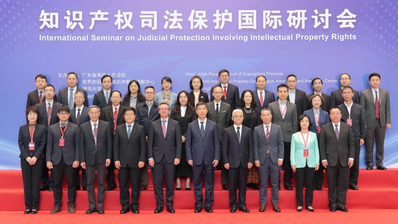 个人营业执照代办所需材料主要包括以下几类：